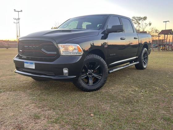 RAM CLASSIC 5.7 V8 GASOLINA LARAMIE NIGHT EDITION CD 4X4 AUTOMÁTICO